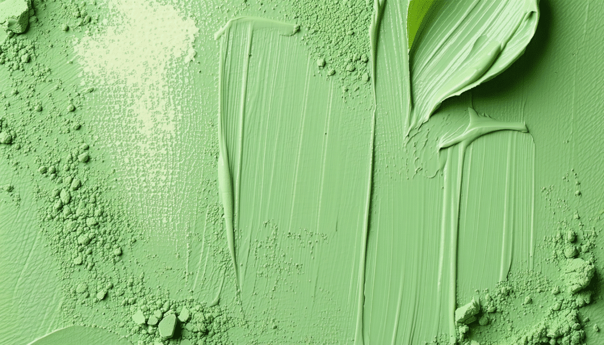 découvrez comment l’argile verte purifie naturellement le cuir chevelu, élimine l’excès de sébum et apaise les irritations pour des cheveux sains et revitalisés.